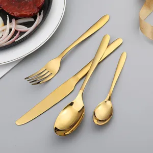 Set de couverts en acier inoxydable doré avec couteau, fourchette et cuillères.