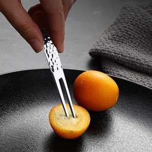 Edelstahl Obstgabel mit kreativem Hammerschlag Design, perfekt für leckere Desserts und Teatime.