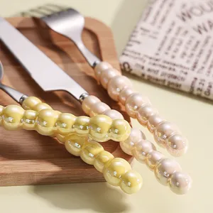 Set di posate da tavola in acciaio inossidabile con manico in ceramica perlata di lusso.