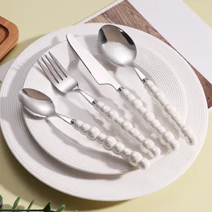 Set di posate in acciaio inossidabile con manici di perle eleganti per la tavola.