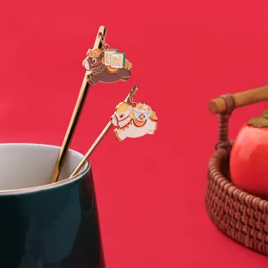 Juego de cucharas con colgante de caballo de dibujos animados de Año Nuevo de acero inoxidable.