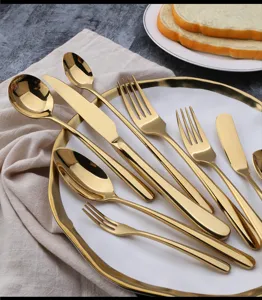 Goldenes Besteck Set Edelstahl Luxus Esstisch Messer Gabel Löffel Geschirr Detail Ansicht