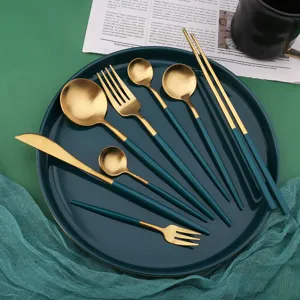 Ensemble de couverts en acier inoxydable vert paon et or, fourchette cuillère couteau élégant.