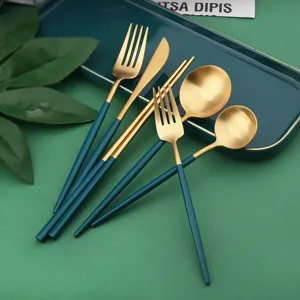 Ensemble de couverts en acier inoxydable vert paon et or avec fourchette, couteau et cuillère.