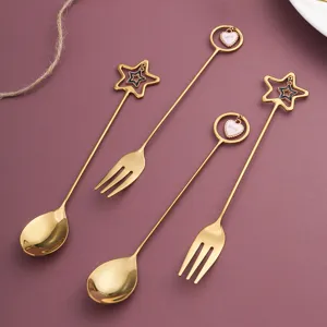 Set di cucchiai e forchette dorati a manico lungo con ciondolo a forma di stella e cuore.