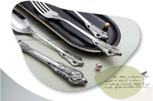 Dettaglio posate goffrate retrò in acciaio inossidabile, elegante set coltello forchetta cucchiaio