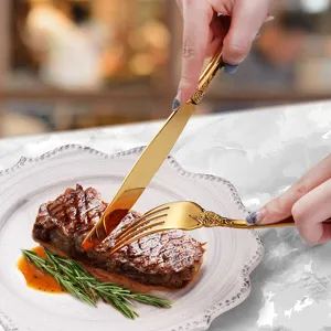 Set di posate da bistecca in acciaio inossidabile dorato con rilievo per tavola elegante.