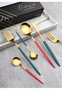Edelstahl Besteckset mit farbigen Griffen, goldenes Besteck Messer Gabel Löffel.