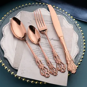 Vue détaillée du service de couverts de luxe en acier inoxydable or rose avec manche relief.