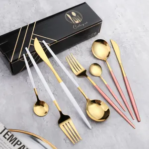 Edelstahl Besteckset in Goldoptik mit weißen und rosa Griffen in edler Geschenkbox.