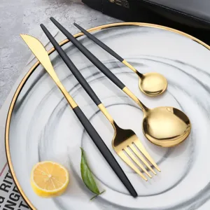 Schwarzes goldenes Besteck-Set aus Edelstahl im portugiesischen Stil, Messer, Gabel und Löffel.