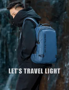 Gros plan du sac à dos de loisir bleu Arctic Hunter pour homme avec bretelle ergonomique chic.