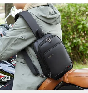 Detailansicht der multifunktionalen, wasserdichten schwarzen Brusttasche beim Motorrad.