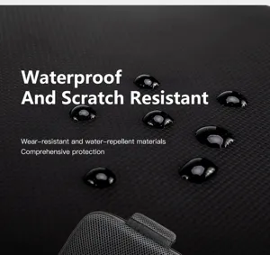 Detailansicht des wasserabweisenden und kratzfesten Brusttaschenstoffs mit starker Leistung.