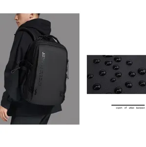 Vue détaillée du sac à dos urbain imperméable avec tissu durable et design élégant.