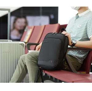 Detailaufnahme der schwarzen, wasserdichten Multifunktions-Brusttasche mit praktischen Fächern.