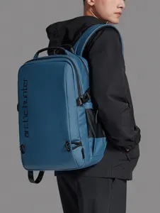 Vue détaillée du sac à dos de loisir bleu porté, montrant ses bretelles ergonomiques.