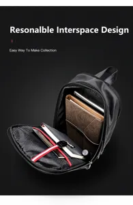 Detailansicht der schwarzen wasserdichten Herrentasche, multifunktionales Innenfach mit Laptop.