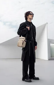 Arctic Hunter men's waterproof nylon crossbody bag, stylish multi-functional shoulder bag.