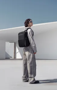 Elegante zaino da lavoro nero per uomo, zaino in nylon impermeabile per laptop e viaggi.