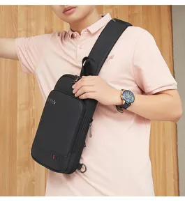 Herren schwarze wasserdichte Umhängetasche Brusttasche mit breitem Gurt Logo.