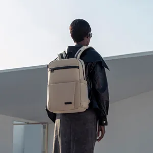 Zaino porta pc affari beige minimalista elegante da uomo, borsa da viaggio impermeabile.