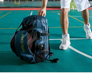 Gedetailleerde opname van blauwe basketbalrugzak met mesh balvak en USB-poort.