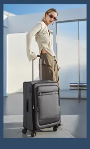 Detailansicht des grauen Weichschalen Reisekoffers mit praktischer Vordertasche und Rollen.
