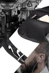 Vue détaillée du sac de poitrine noir élégant avec poche pour téléphone et port audio.