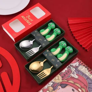 Detailansicht des niedlichen Schlangen-Edelstahl-Löffel- und Gabel-Sets in roter Geschenkbox.