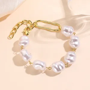 Primer plano detallado de pulsera de perlas barrocas con cadena de oro ajustable