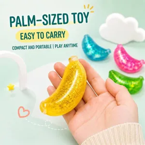 Gros plan d'un jouet squishy banane à paillettes pour soulager le stress efficacement