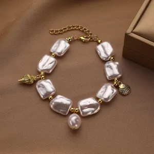 Primer plano de pulsera de perlas barrocas con perlas irregulares y colgantes de concha