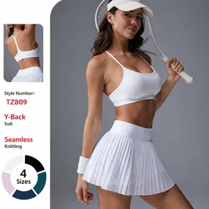 Vue détaillée d'un ensemble jupe-short de tennis blanc sans couture avec brassière de sport.