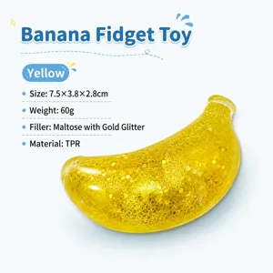 Détail macro d'un jouet anti-stress banane jaune avec garniture de maltose et paillettes