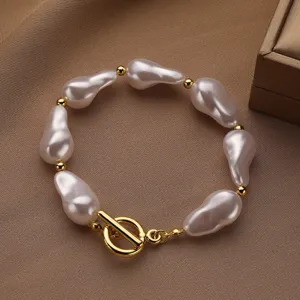 Elegante pulsera de perlas barrocas irregulares con cierre de palanca de oro pulido