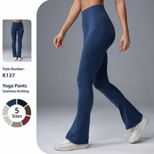 Vue de côté d'une femme portant un pantalon de yoga évasé bleu taille haute sans couture