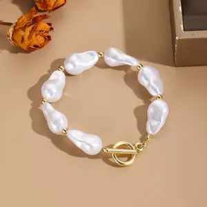 Primer plano de pulsera de perlas barrocas con perlas blancas irregulares y cierre de oro
