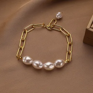 Primer plano de pulsera de cadena de eslabones dorados con perlas barrocas