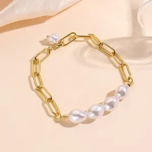 Vista detallada de una elegante pulsera de eslabones dorados con perlas barrocas