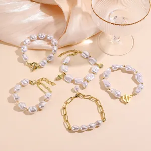 Elegante colección de pulseras de perlas barrocas con cadenas doradas y colgantes únicos
