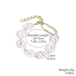Elegante pulsera de perlas barrocas con cuentas blancas irregulares y cadena dorada ajustable.