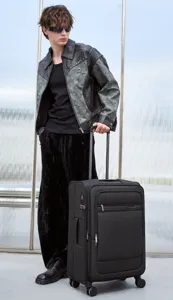 Detailansicht des schwarzen Reisekoffers mit Trolley-Griff, langlebiges Design für Geschäftsreisen.