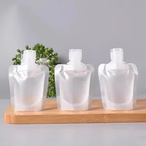 Gros plan détaillé de pochettes de voyage pour cosmétiques sur une planche en bois.