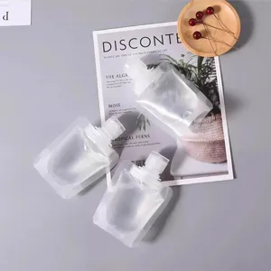 Vue détaillée de poches compressibles de voyage portables pour liquides cosmétiques.