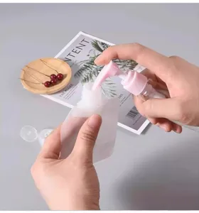 Ensemble de poches souples et flacons pompe de voyage pour lotion, shampooing et cosmétiques.