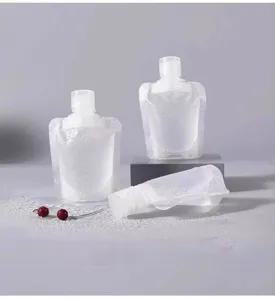 Vue détaillée de poches compressibles cosmétiques transparentes de voyage pour lotion.