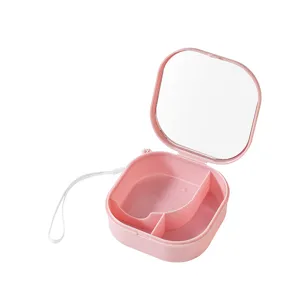 Scatola portaoggetti per gioielli da viaggio rosa portatile con specchio e scomparti per orecchini.