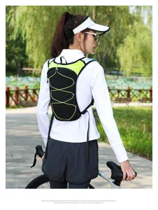Detailansicht des Radsport-Westenrucksacks mit atmungsaktivem Mesh und gelben Gummikordeln.