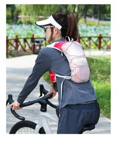 Detailaufnahme des Outdoor-Fahrrad-Westen-Rucksacks mit leichtem Design und Rosafarbe.